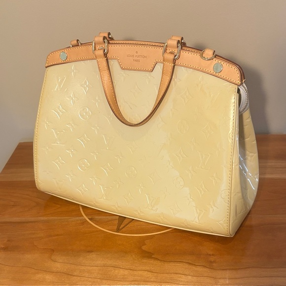 Louis Vuitton Brea MM Blanc Corail Vernis handbag. - Picture 1 of 15